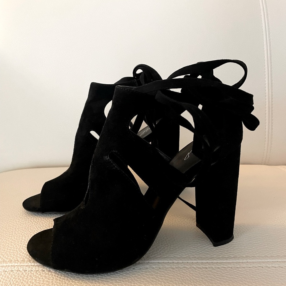 Like new, sexy suede (maybe velvet) wrap around ankle 4 inch heel, peep toe